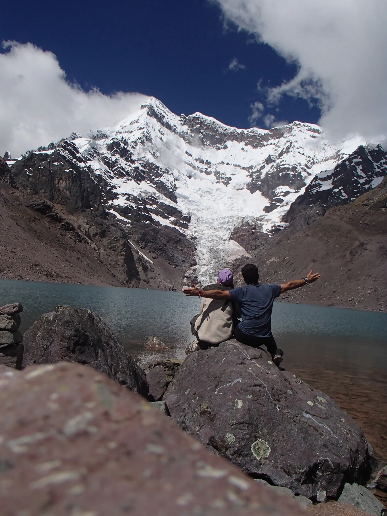 Viajeros contemplando la laguna y el glaciar del Ausangate