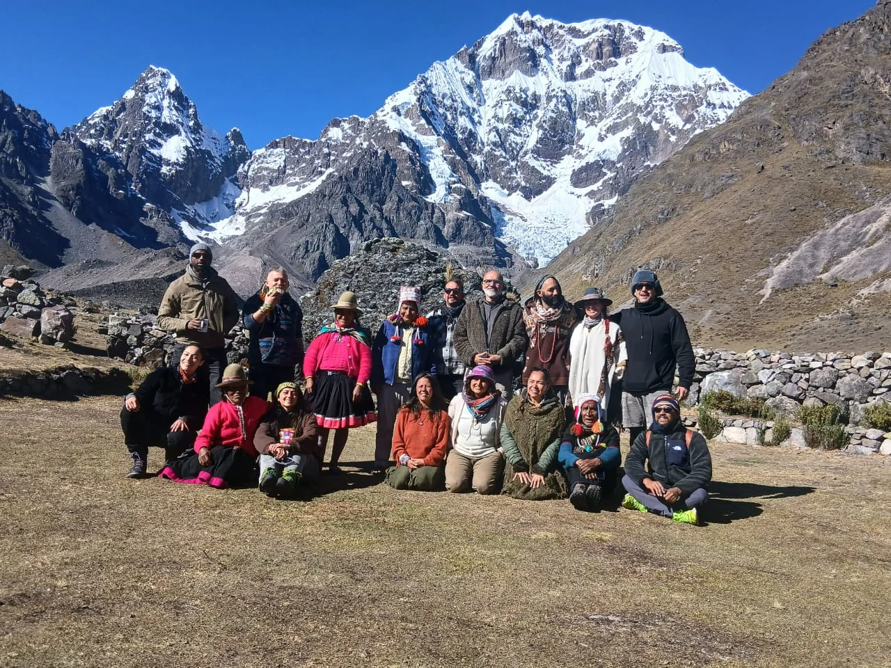 Grupo de viajeros y anfitriones frente al Ausangate